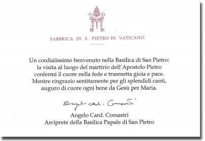 Il biglietto con il quale il Card. Comastri ha ringraziato il Coro Sibilla per i canti eseguiti nella Basilica di San Pietro.