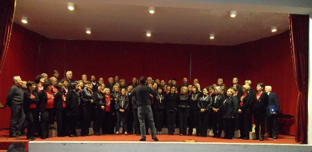 Il canto conclusivo a cori uniti diretto dal M° Fabiano Pippa
